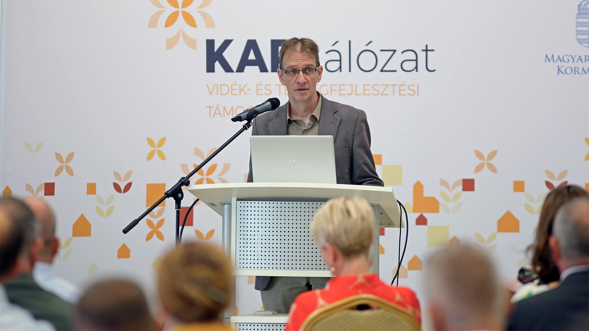 Szinergiák és hálózatok a fejlesztéspolitikában