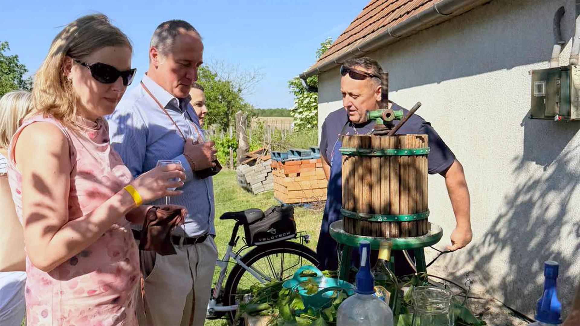 Pünkösdkor megnyíltak a pincék, a szívek és a borospalackok